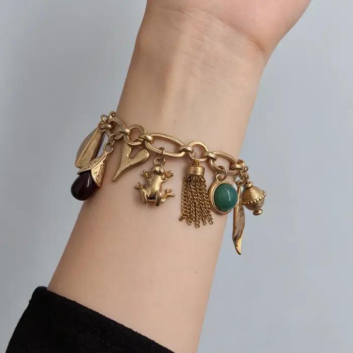Bracelet à pampilles dorées et pierres précieuses