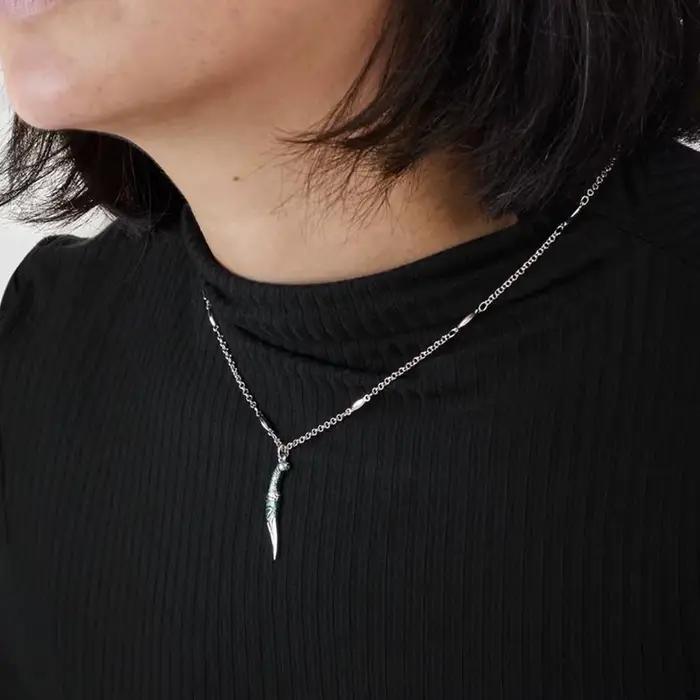 Collier en or jaune clair ou plaqué argent avec médaillon de sorcière pour parties et événements cosplay fantastiques