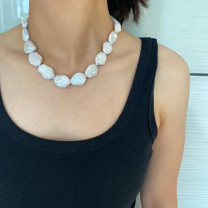 Collier de perles plates de forme ovale de poire blanche de 15mm