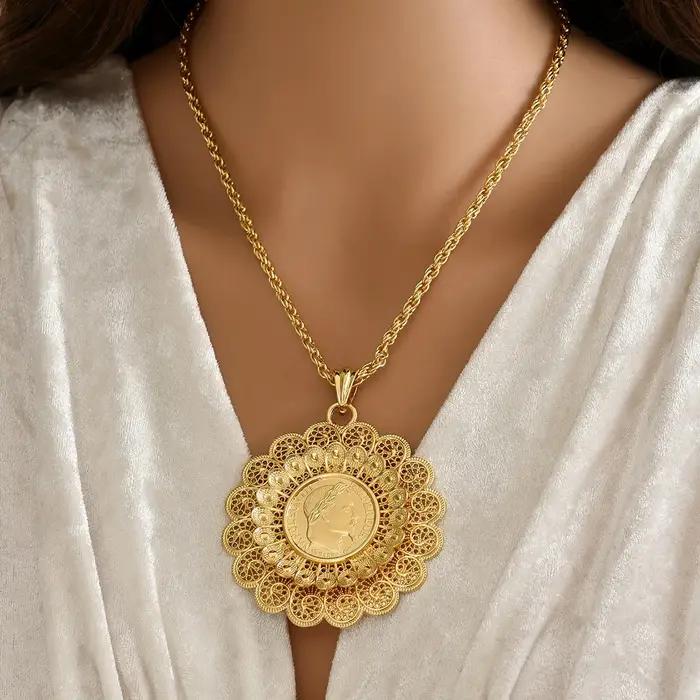 Un collier de dame arabe avec un pendentif rond plaqué or dans des bijoux de robe de mariée traditionnelle de style hip-hop avec chaîne torsadée