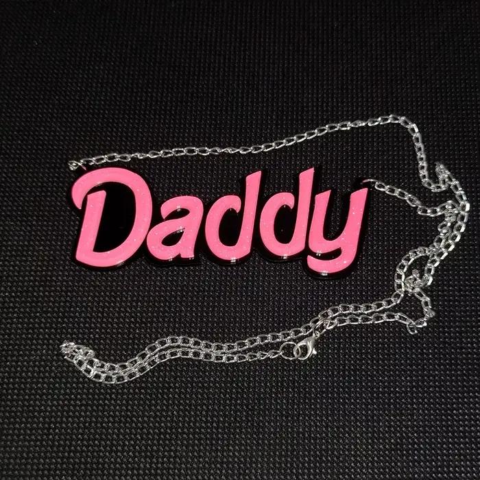 Collier pendentif lettres papa pour femmes, bijoux roses, accessoires acryliques à paillettes
