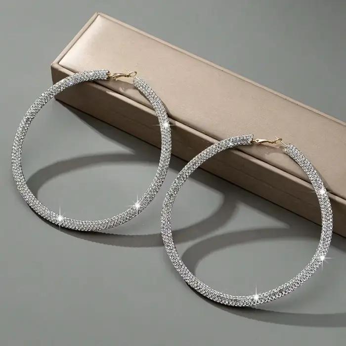 Une paire de boucles d'oreilles pour femmes de style européen et américain