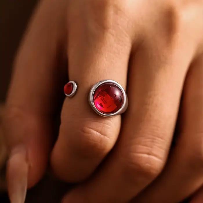 Bagues rondes en acier inoxydable plaqué or grenat rouge pour femme, breloque étanche, cadeau de bijoux de luxe, vente en gros