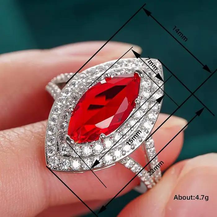 Bague de cocktail Huitan en laiton incrustée de zircone cubique rouge vif pour femmes, élégante et audacieuse à offrir pour toutes occasions spéciales