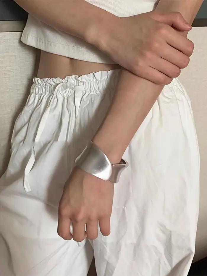Le bracelet rétro givré entrelacé est un accessoire de bijoux parfait pour le carnaval des femmes pour offrir à votre petite amie