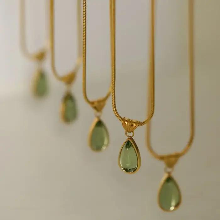 Collier pendentif délicat plaqué or pour femme. Avec larme en pierre verte naturelle. Bijoux pour tous les jours et fêtes