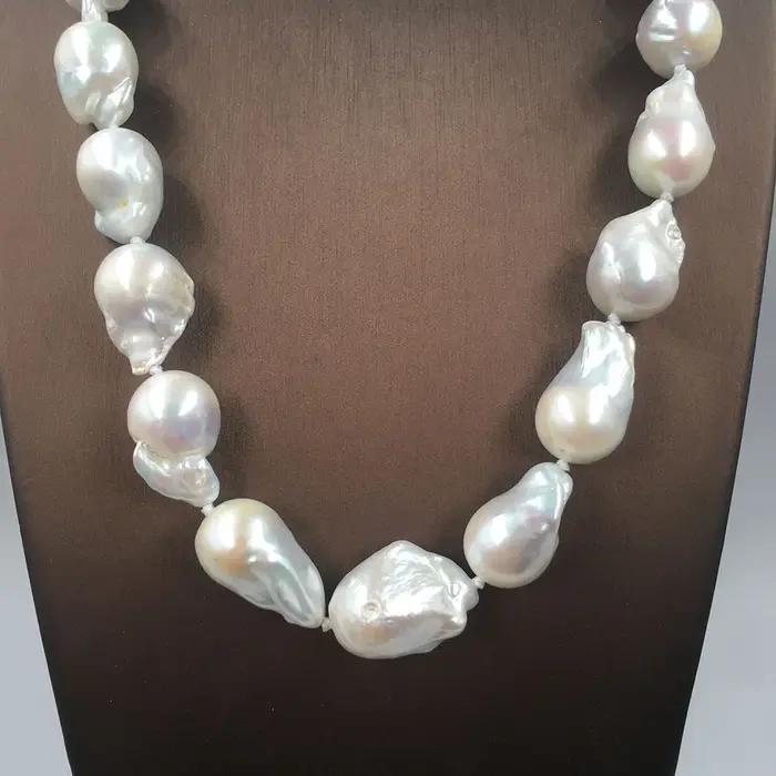 Grand collier de perles baroques d'eau douce naturelles