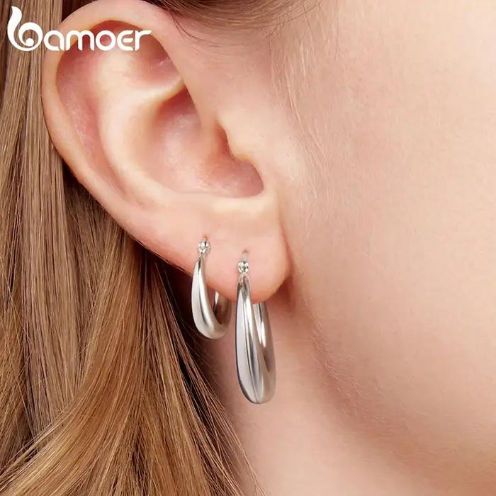 Boucles d'oreilles créoles brillantes hypoallergéniques pour femmes avec motifs floraux classiques bijoux cadeau occasions spéciales