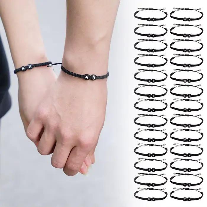 Bracelet tissé à 26 lettres, réglable, tissé à la main, tressé pour Couple, avec perles noires et blanches, accessoires de bijoux personnalisés