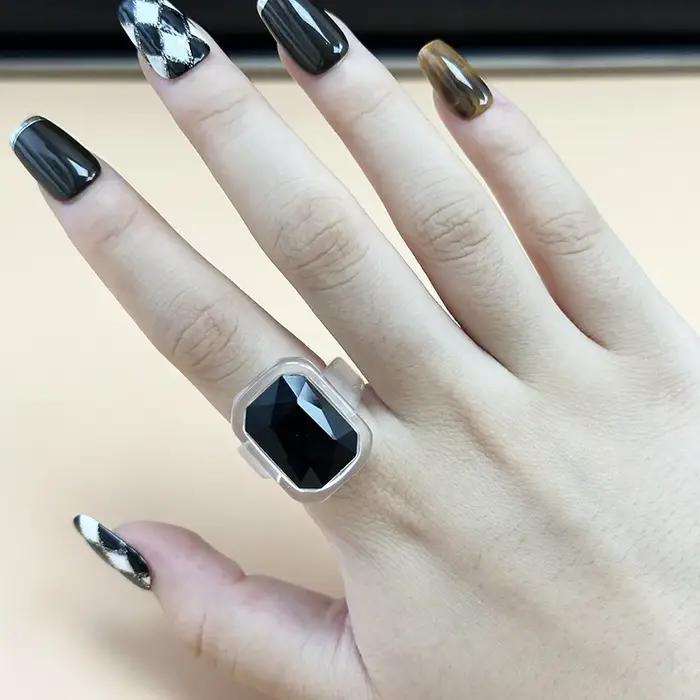 Nouvelle bague punk carrée rectangulaire en résine incrustée de diamants, colorée, simple et créativ