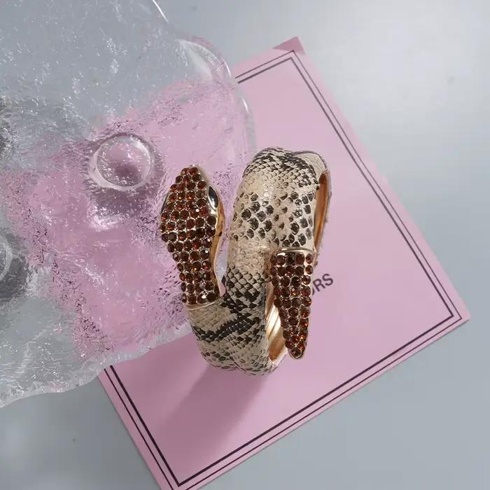 Bracelet manchette effet peau de serpent Wild Glam – Accessoire tendance pour brunch