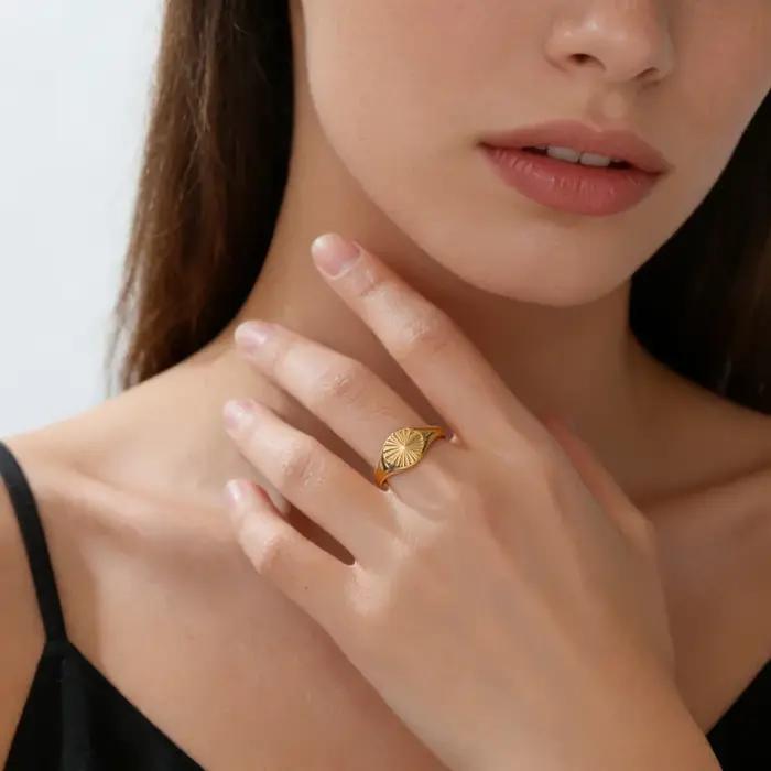 Bague Mobius en acier inoxydable plaquée or 18 carats pour femmes, design géométrique minimaliste, alliance de mariage pour occasions spéciales