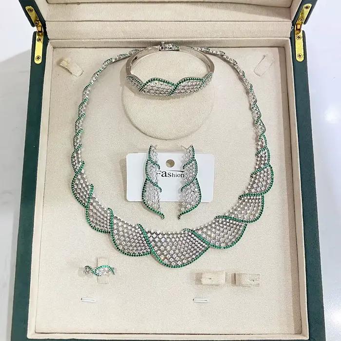 Ensemble de bijoux élégant couleur or 4 pièces pour femmes, collier, boucles d'oreilles, bracelet et bague en zircon cubique, pour mariage et fiançailles.