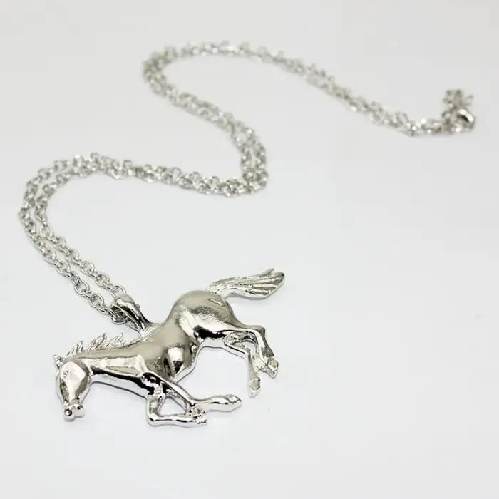 Collier à breloque cheval plaqué or plaqué argent élégant pour homme femme occasions spéciales style classique mode animal de compagnie