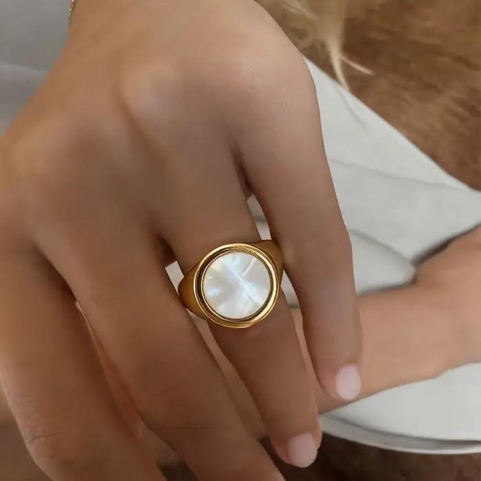 Bague signet épaisse en acier inoxydable plaqué or 18 carats avec nacre blanche, résistante au terni
