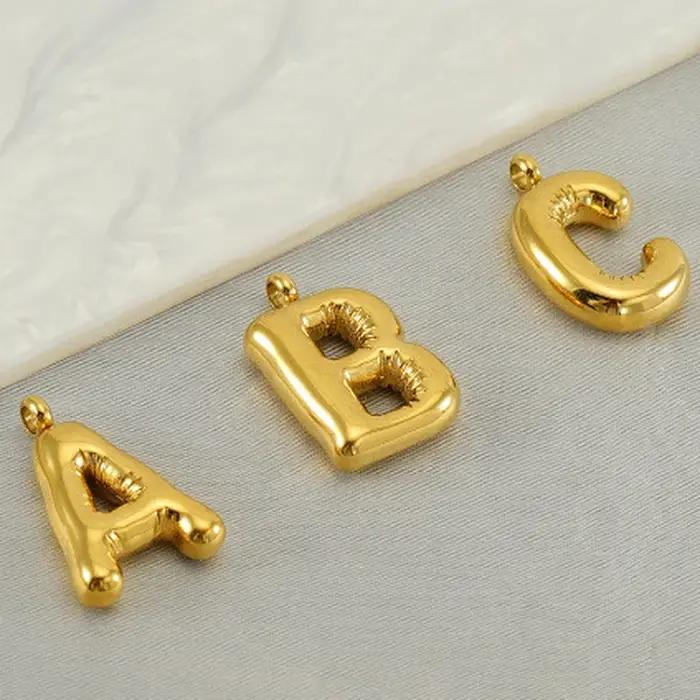 Pendentif lettre personnalisable en acier inoxydable doré alphabet style classique pour femmes occasions spéciales et quotidiennes