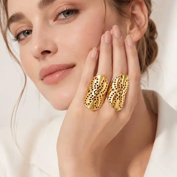 Bague en acier inoxydable plaqué or 18 carats filigrane pour femme avec design ajouré et look moderne élégant pour diverses occasions spéciales