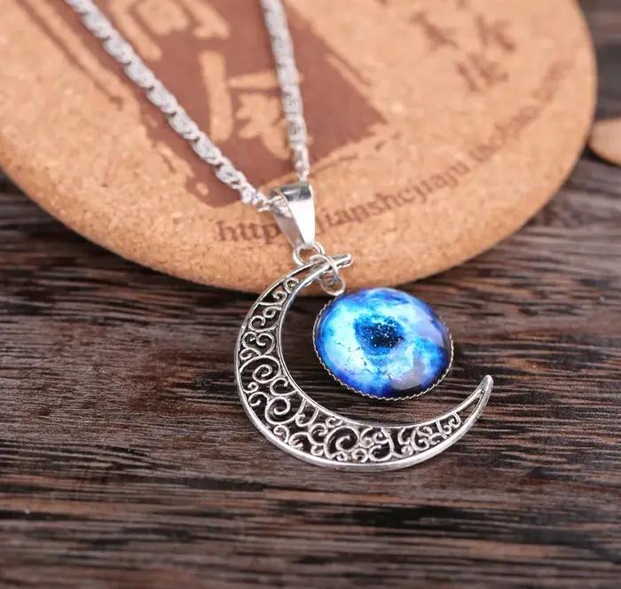 Collier bohème avec pendentif rond en verre de lune