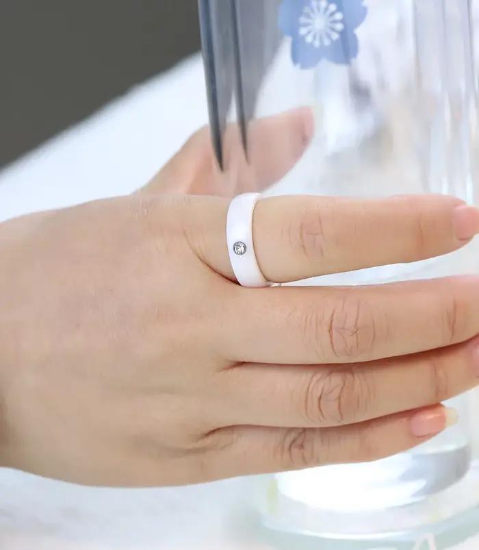 Bague en céramique noire et blanche avec cristal pour engagement et occasions spéciales hommes femmes style classique modernité
