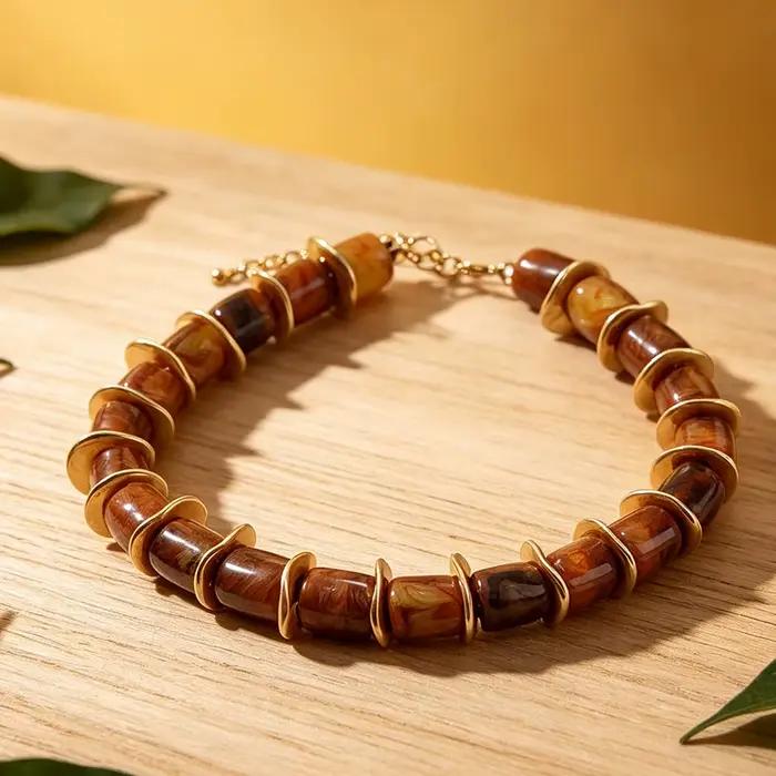 Collier ras du cou cylindrique en résine avec disques d'espacement dorés ondulés irréguliers, chaîne d'extension réglable et motif tourbillon terrestre audacieux