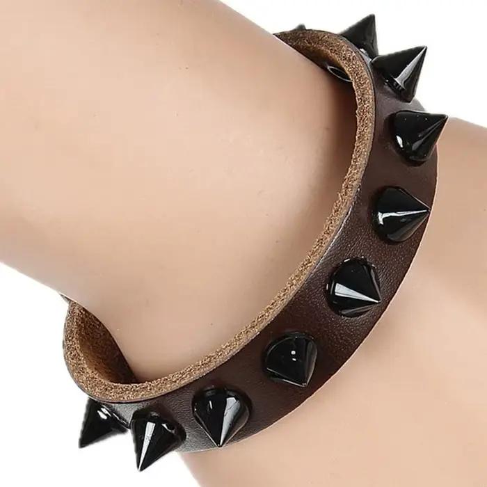 Bracelet à poignet à rocker en doux en souple avec des goujons en métal robustes
