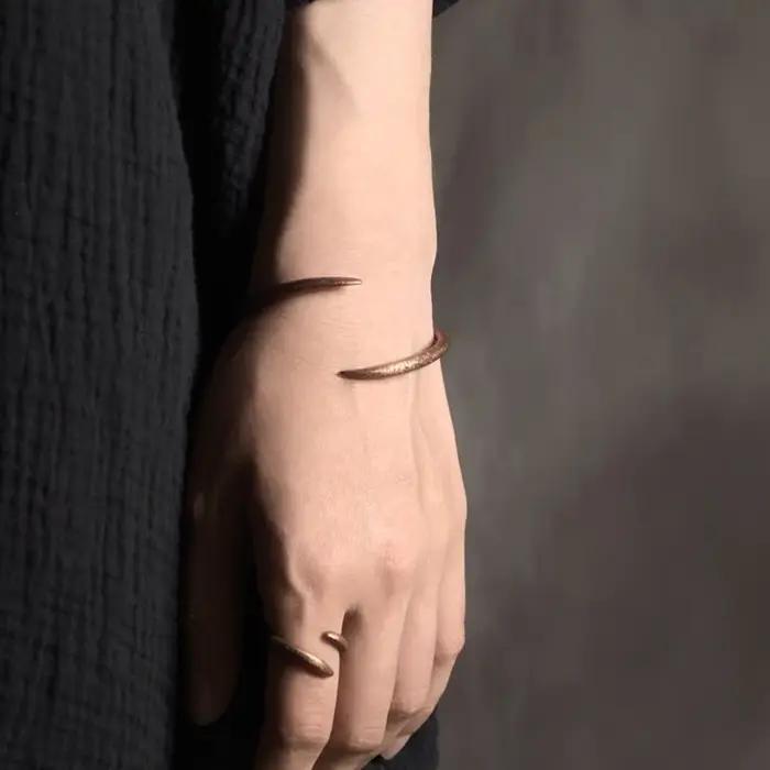 Bracelet en cuivre massif forgé à la main, manchette rustique unisexe pour couple, bijou artisanal pour homme et femme, cadeau original pour anniversaire ou fête