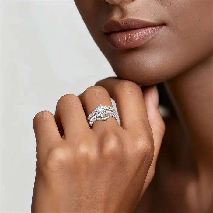 Bague de fiançailles et de mariage torsadée avec halo de zircone cubique taille princesse
