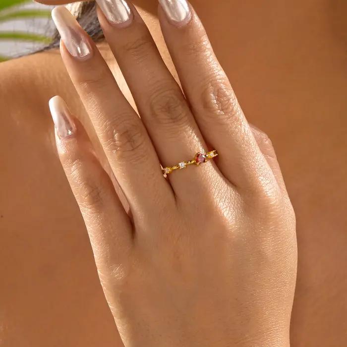 Bague en laiton sertie de zirconium rouge coquette avec texture texturée pour femmes romantique et minimaliste à offrir pour diverses occasions spéciales