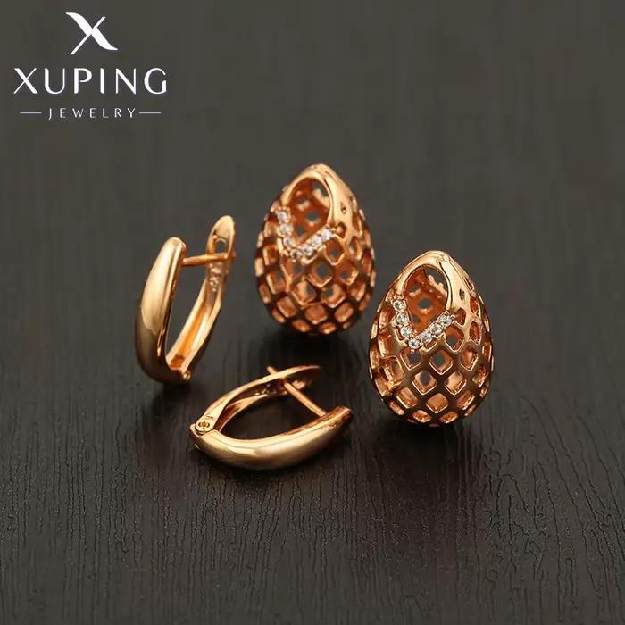 Boucles d'oreilles créoles dorées classiques pour femmes occasions spéciales élégantes et tendance à offrir pour écolières et soirées
