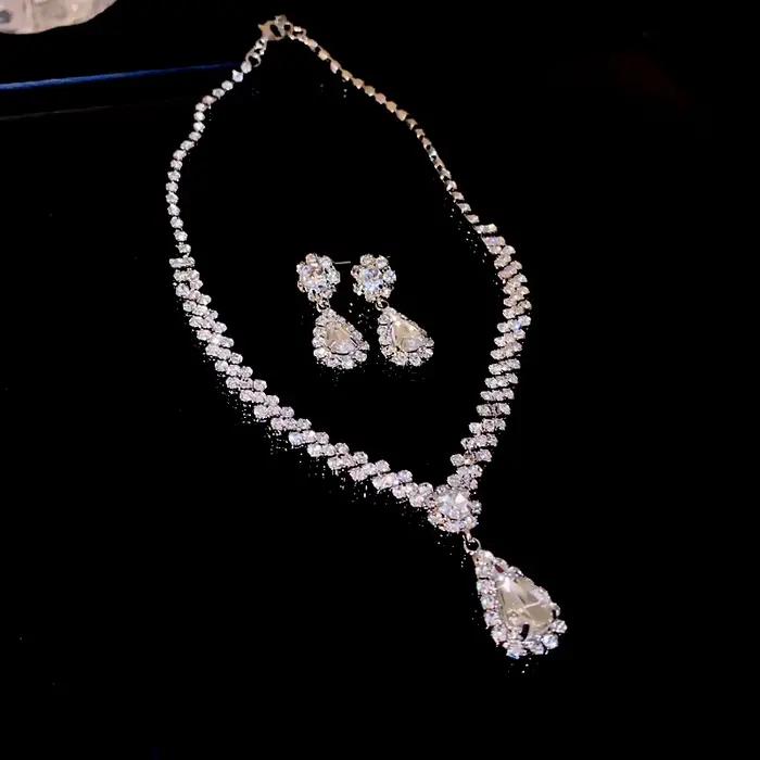 Ensemble collier et boucles d'oreilles incrustés de strass rouges pour femmes, collier ras du cou en