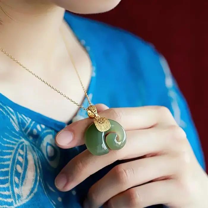 Collier ras du cou élégant en pierre naturelle de jade Hetian avec pendentif éléphant pour femme