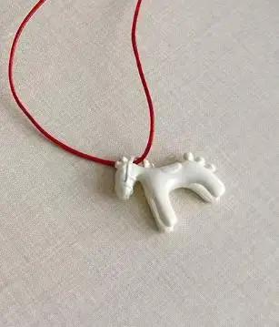 Collier long avec pendentif cheval coloré pour femmes chaîne de pull réglable bijou mode soirée élégant cadeau occasions spéciales