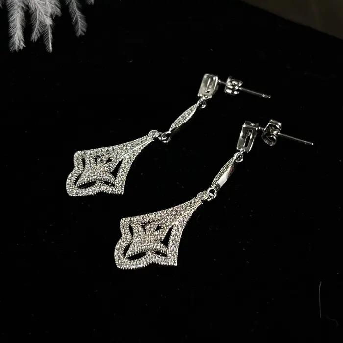 Boucles d'oreilles longues en diamant pour femmes