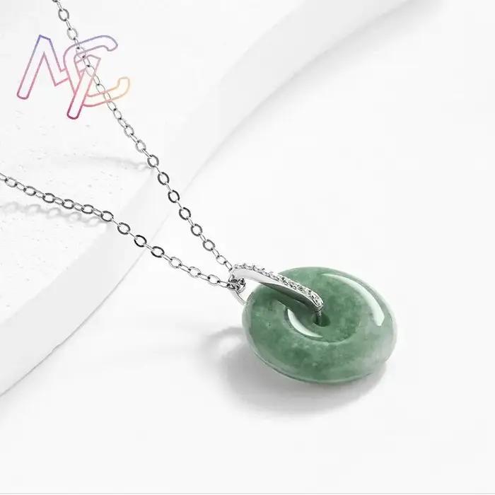 Collier pendentif croix serpent en jadéite du Myanmar