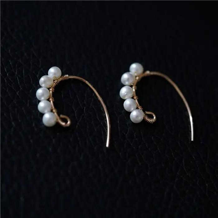 Boucles d'oreilles en perles d'eau douce minimalistes et vintage en or jaune clair faites à la main pour femmes occasions spéciales et quotidien