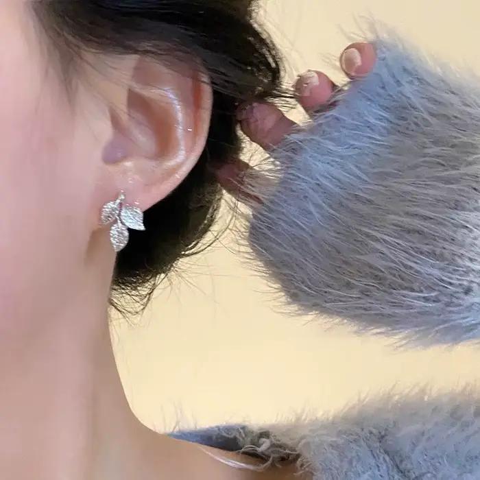 Boucles d'oreilles en forme de feuille délicate pour femmes, couleur argent/or, à la mode, cadeau fantaisie pour filles, bijoux cadeaux 2024