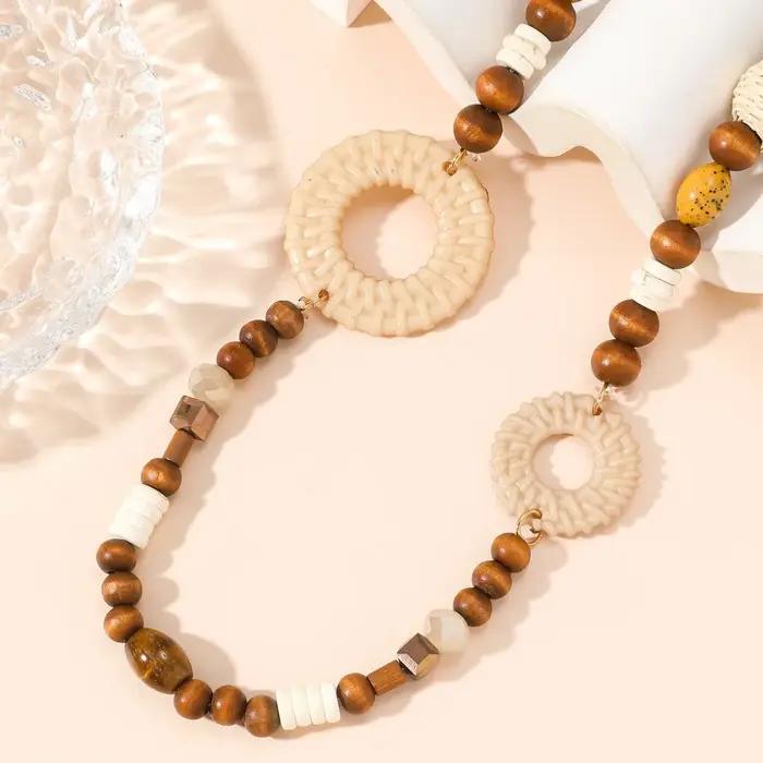 Collier long de style bohème tressé avec des perles en bois et de la herbe pour un usage décontracté