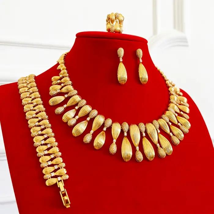 Collection de bijoux en or d'inspiration vintage : collier floral superposé