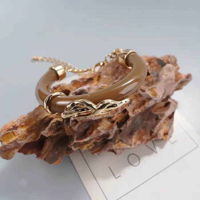Bracelet en résine dorée pour femme