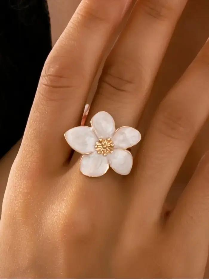 Une bague pour femme avec une technique goutte d'huile en forme de fleur