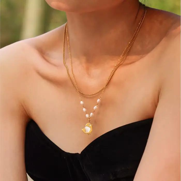Collier en acier inoxydable plaqué or 18 carats avec perle d'eau douce et pendentif de poulet pour femmes occasions spéciales