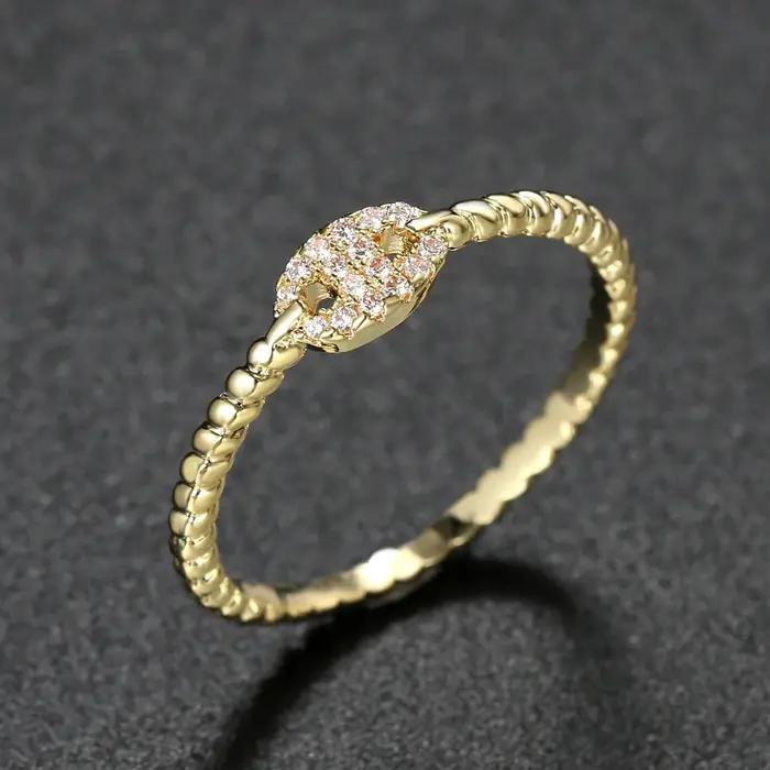 Bague délicate pour femmes sertie de zircons torsadés plaqués or pour occasions spéciales et quotidienne, alliance de mariage et cadeau unique