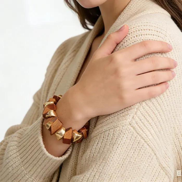 Bracelet en bois doré et accents géométriques pour femmes, style bohème, idéal pour brunchs et tenues élégantes