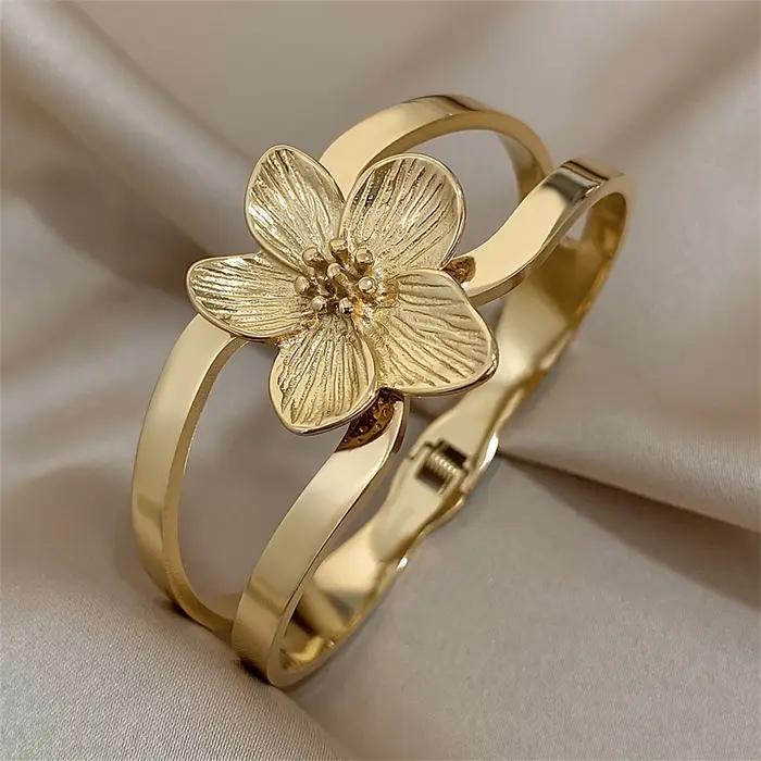 Bracelet élégant et délicat en acier inoxydable doré