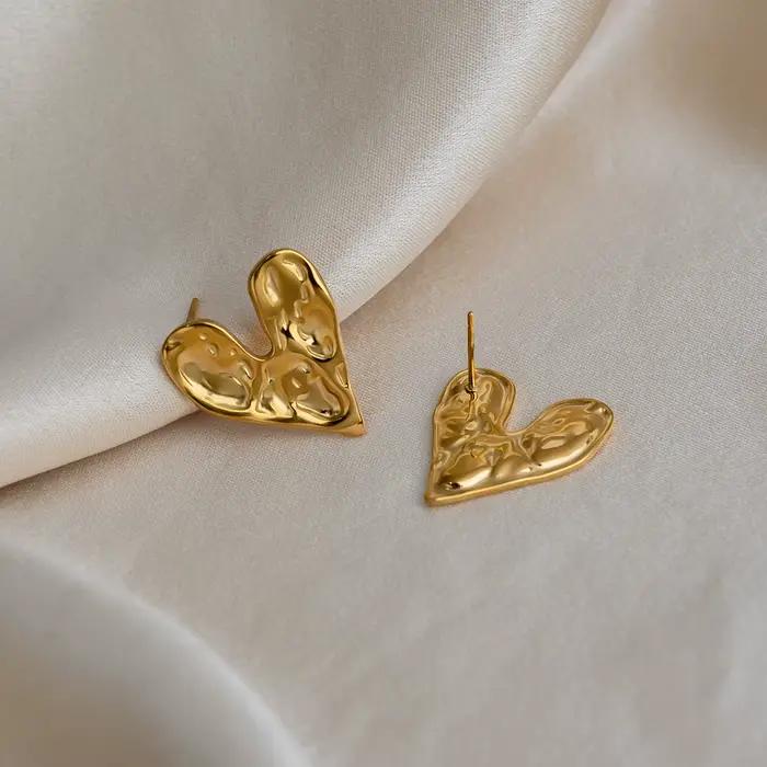 Boucles d'oreilles plissées plaquées or pour femmes design en forme de coeur élégantes à offrir pour occasions spéciales usage quotidien