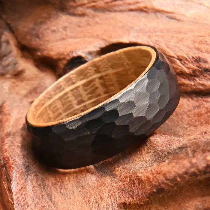 Bague baril de whisky martelé en tungstène noir de 8 mm pour homme occasions spéciales mariage fiançailles engagement