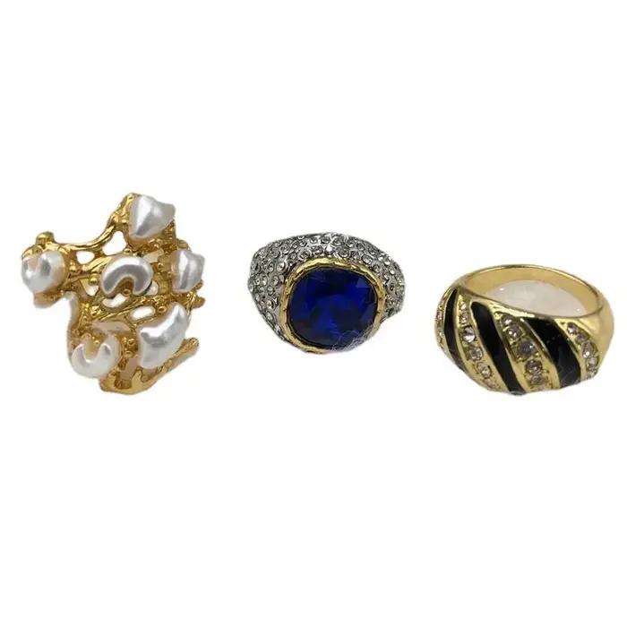 Bague élégante gravée en émail avec diamants incrustés