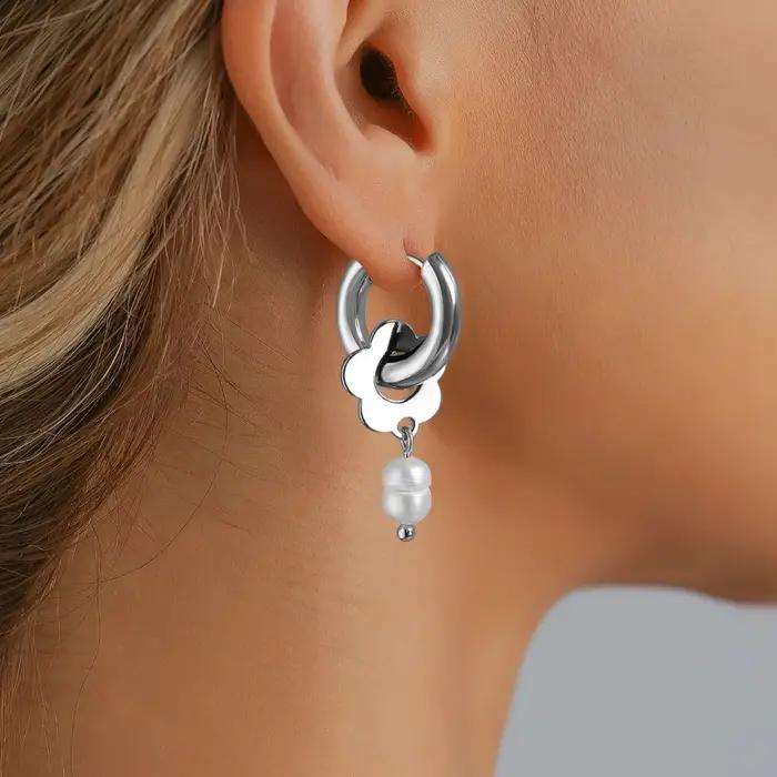 Boucles d'oreilles créoles asymétriques tendance en argent avec pendentif fleur et perle pour femme