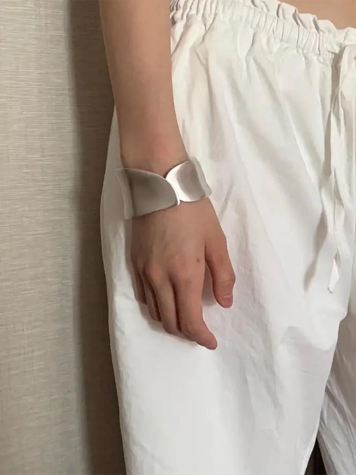 Le bracelet rétro givré entrelacé est un accessoire de bijoux parfait pour le carnaval des femmes pour offrir à votre petite amie