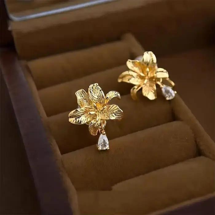 Boucles d'oreilles en cristal de luxe en forme de fleur de lys pour femmes, élégantes et sophistiquées pour mariage, banquets et occasions spéciales